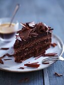 Dunkle Schokolade Sahne-Torte mit Schokospänen