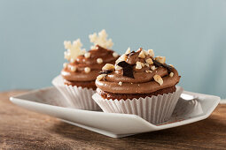 Cupcakes mit Schokoladencreme und Nüssen zu Weihnachten