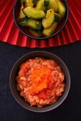 Lachstatar mit orangem Kaviar und scharfer Gurkensalat