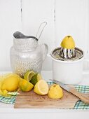 Selbstgemachte Zitronenlimonade und ausgepresste Zitronen