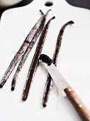 Vanilleschoten & herausgekratzes Vanillemark auf Messer