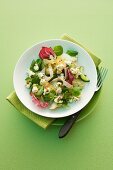 Blattsalat mit Popcorn, Putenschinken, Artischocken und Ei