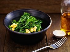 Green kale salad with an apple and lemon dressing