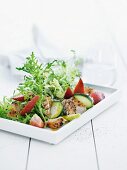 Endiviensalat mit geräuchertem Lachs und Erdbeeren