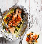 Salmon steak with tomatoes and baby spinach cooked avenue foil (low carb)