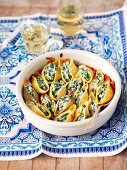 Gratinated conchiglie with spinach and feta in tomato sauce