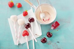 Fruit lollies with icing sugar