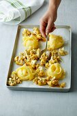 Kartoffelnester mit Blumenkohl zubereiten