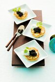 Gebackene Blumenkohl-Blinis mit Kaviar und Creme fraiche