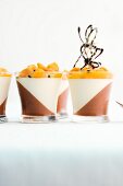 Creme von weisser und dunkler Schokolade mit Mango-Passionsfrucht-Ragout