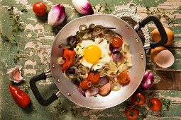 Uovo al tegamino (fried egg with vegetables, Italy)
