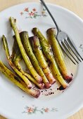 Fried leeks with a red vinaigrette