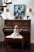 Kleines Mädchen mit Rüschenkleid beim Klavierspielen