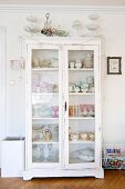 Weisser Shabby Vitrinenschrank mit Geschirr und Gläsern