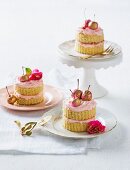 Mini vanilla cakes with rose cream
