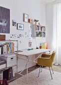 Gepolsterter Schalenstuhl vor Schreibtisch in zeitgenössischem Arbeitszimmer