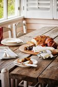 Brotzeit auf rustikalem Holztisch