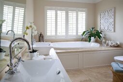 Elegantes Bad mit doppeltem Waschtisch und großer ovaler Badewanne