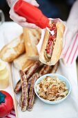 Hot Dog mit Bratwurst, Zwiebeln & Ketchup zubereiten
