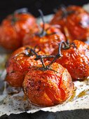 Roast tomatoes on a baking tray (close-up)