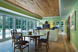 Open-plan house with dining area, living room and glass wall; West Palm Beach; USA