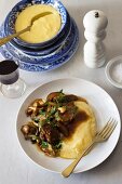 Geschmorte Ente mit Pilzragout und Polenta