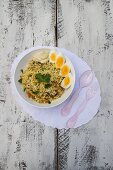 Kedgeree mit geräucherter Makrele, Senfcreme und Eiern