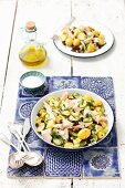 Kartoffelsalat mit Essiggurken, Rosinen und Räucherforelle