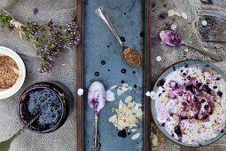 Joghurtspeise mit frischem Brombeerkompott, Cerealien und Mandelblättchen