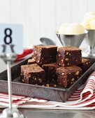Schokoladen-Brownies, in Würfel geschnitten auf Backblech