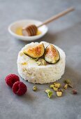 Cream cheese with figs, honey and pistachios