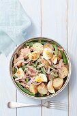 Kartoffelsalat mit Schinken, Ei, grünen Bohnen und Senfvinaigrette