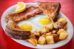 Fried eggs, corned beef and fried potatoes