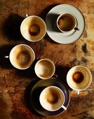 Ausgetrunkene Kaffeetassen und Untertassen