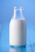Milch in Glasflasche