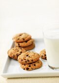 Chocolatechip Cookies und ein Glas Milch