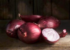 Rote Zwiebeln auf Holzuntergrund