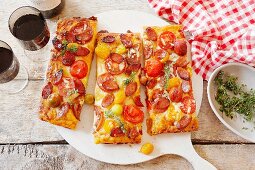 Pizza mit Peperoniwürstchen und Tomaten