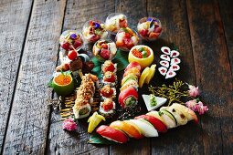 Verschiedene Sushi und Sashimi auf Holzuntergrund