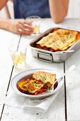 Vegetarische Ratatouille-Lasagne mit Paprika, Auberginen, Zucchini, Zwiebeln und Tomaten