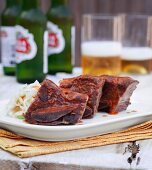 In Coca Cola mariniertes Rindfleisch mit Krautsalat und Bier