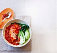 Lachs in Tomaten-Ingwer-Sauce mit Pak Choi