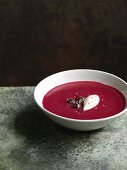 Rote-Bete-Cremesuppe mit Sauerrahmnocke