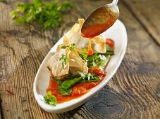 Sesamhähnchen im Strudelteig in Tomatensauce mit Zuckerschoten