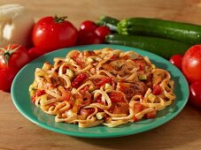 Linguine with tomatoes, courgettes and chicken