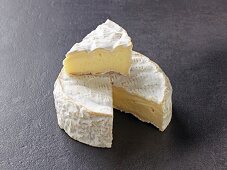 Camembert (Kuhmilchkäse aus Frankreich)