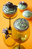 Halloween-Muffins mit Spinnendekoration