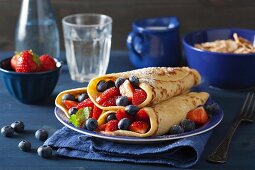 Pfannkuchen mit Beeren und Puderzucker