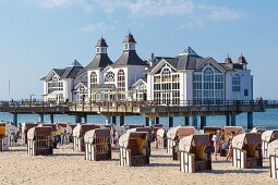 Strandkörbe am Kaiserpavillon auf der Selliner Seebrücke, Sellin, Ostseebad auf Rügen