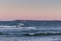 Surfer am Strand von Neu Mukran bei Sassnitz, Rügen